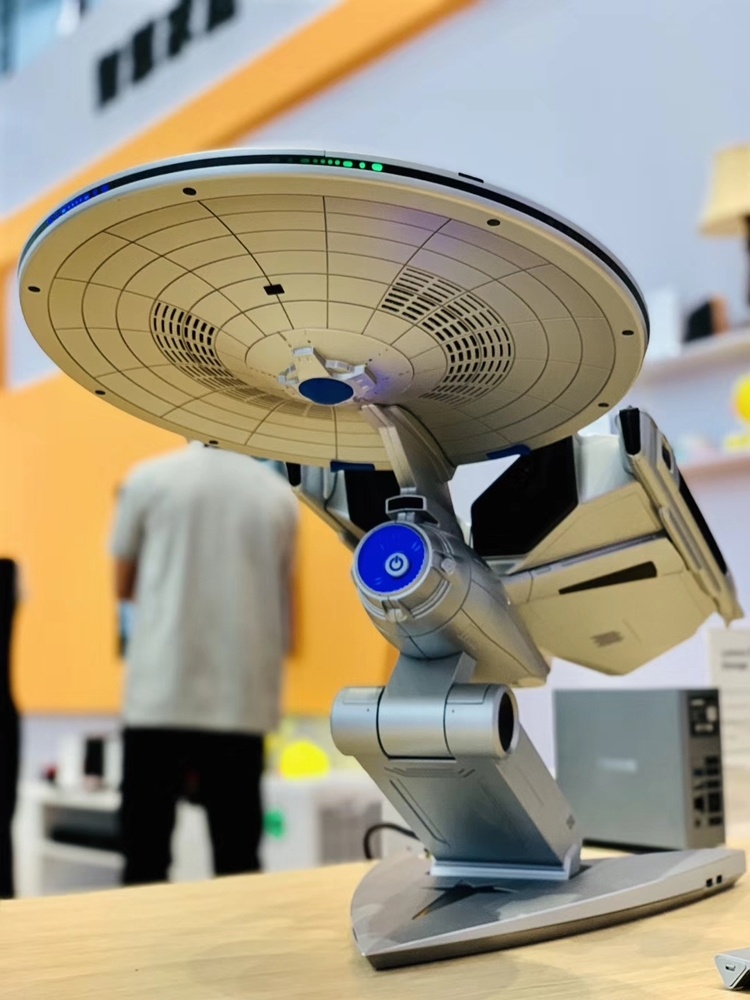 Lenovo Titanium Enterprise NCC-1701A: компьютер в виде звездолёта «Энтерпрайз» Lenovo Titanium Enterprise NCC-1701A: компьютер в виде звездолёта «Энтерпрайз»