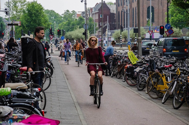 В следующем году в Нидерландах велосипедистам во время движения запретят пользоваться телефонами