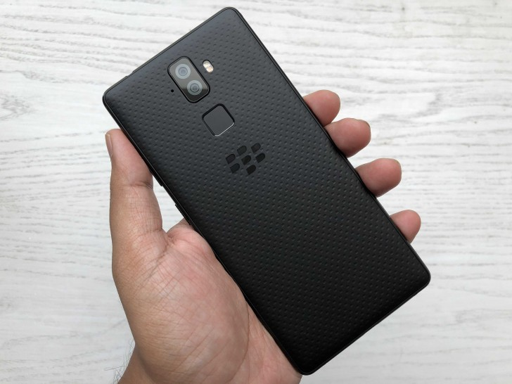 Бескнопочный смартфон BlackBerry Evolve выйдет 10 октября