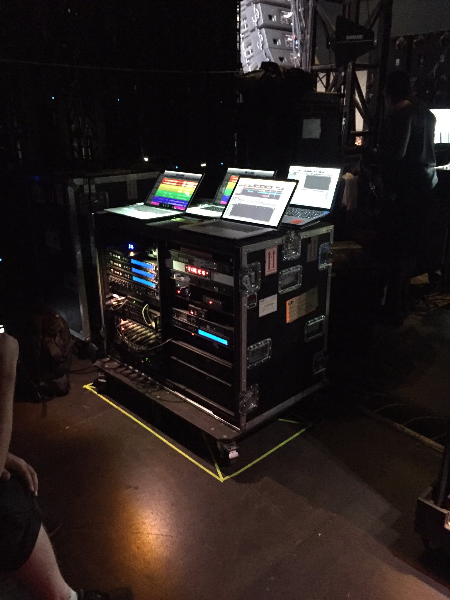 Как устроено шоу The Chemical Brothers: технические детали и коммутация - 8 Как устроено шоу The Chemical Brothers: технические детали и коммутация - 8