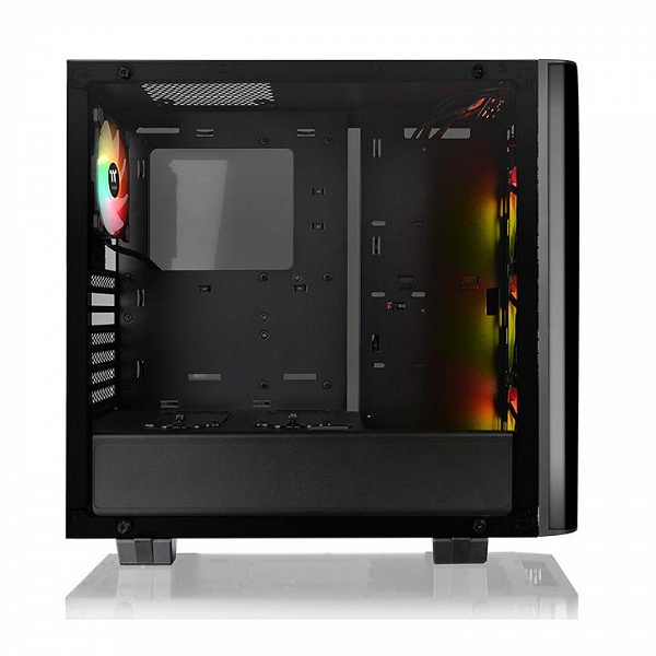 Боковые панели корпуса Thermaltake View 21 TG RGB Plus изготовлены из закаленного стекла