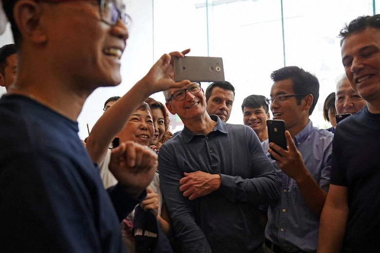 Глава Apple отправился в Китай, чтобы исправить ситуацию с «неутешительными» продажами новых смартфонов