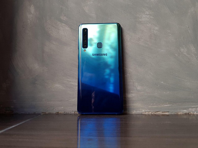 Первый в мире четырехкамерный смартфон Samsung Galaxy A9 оценили в 39 990 рублей