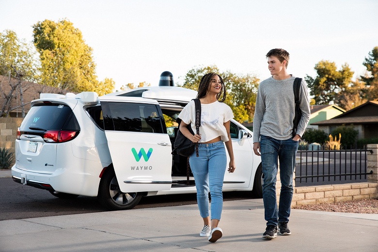 Самоуправляемые автомобили Waymo пробежали по американским дорогам 10 млн миль