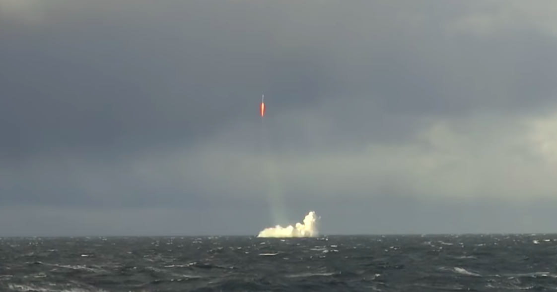 Субмарины СФ запустили баллистические ракеты Субмарины СФ запустили баллистические ракеты