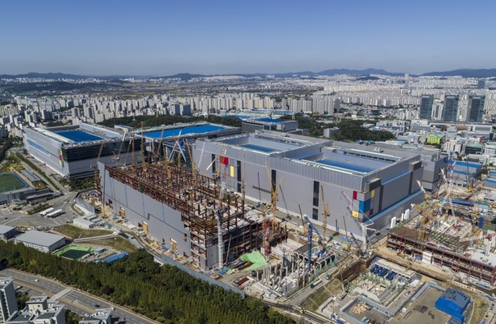 Samsung начинает производство 7-нанометровой продукции с использованием EUV