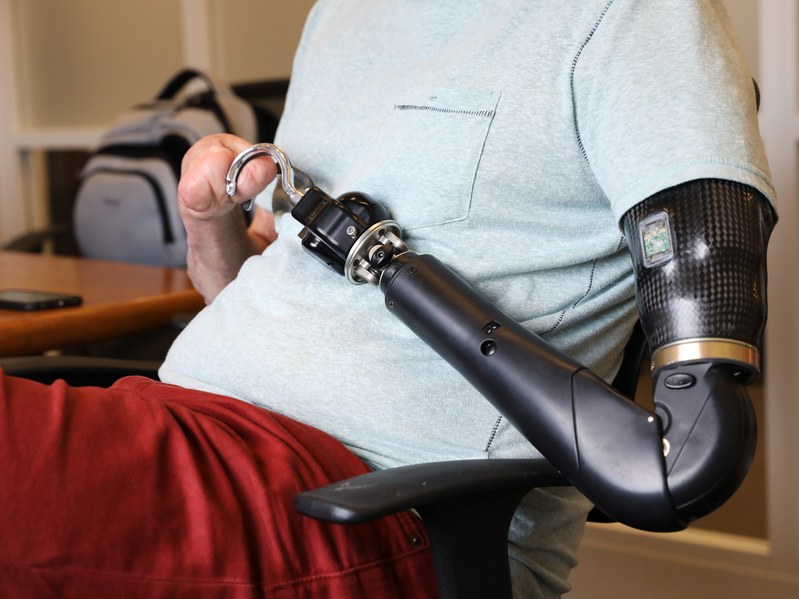 Бионические конечности учатся открывать пиво - 1