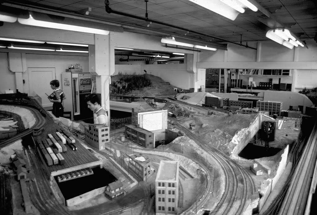 Взрывающие телефон - 7 Tech Model Railroad или TMRC