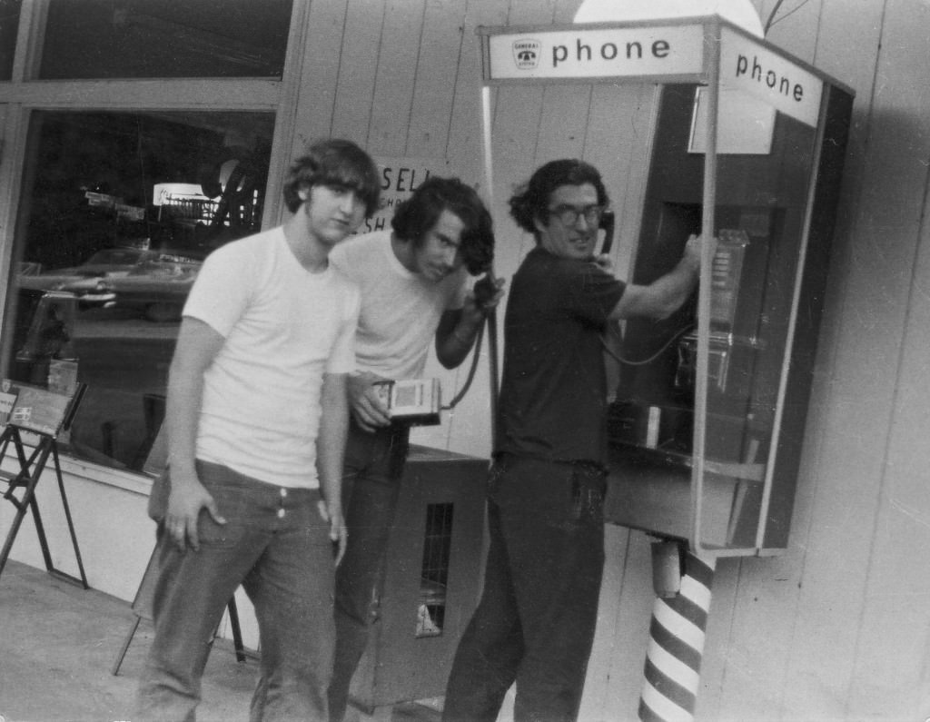 Bob Gudgel, Jay Dee Pritchard, и John “Captain Crunch” Draper с bluebox,используемом для обмана телефонной системы для совершения бесплатных звонков, во время поездки в Duvall, Washington, 1971. Фото Bob Gudgel