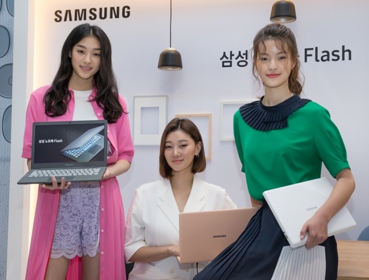 Samsung представила ноутбук с клавиатурой в стиле печатной машинки
