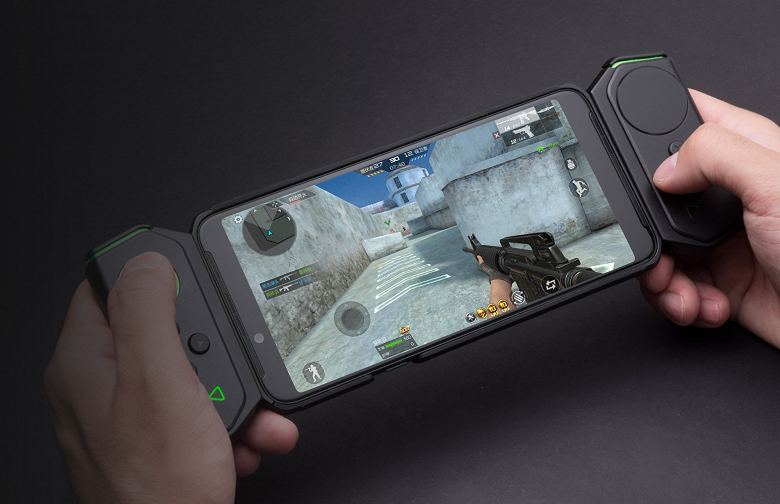 Представлен игровой смартфон Xiaomi Black Shark 2: 10 ГБ ОЗУ, настраиваемая подсветка, геймпад в комплекте - 4 Представлен игровой смартфон Xiaomi Black Shark 2: 10 ГБ ОЗУ, настраиваемая подсветка, геймпад в комплекте