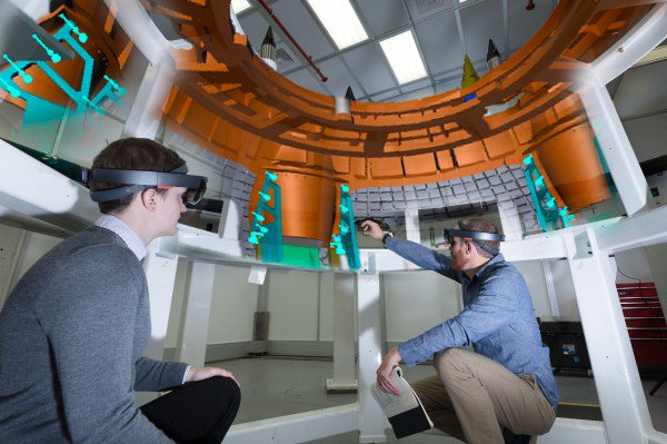 Как сотрудники подрядчика NASA используют очки дополненной реальности Microsoft AR HoloLens для сборки узлов Orion - 4