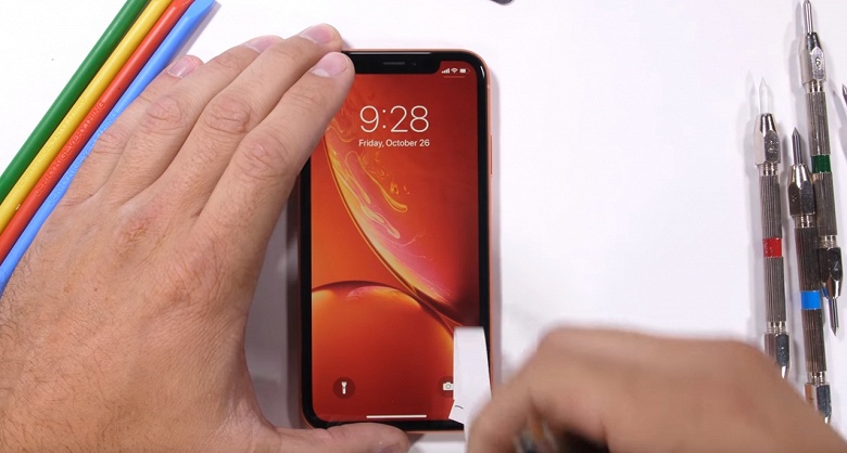 iPhone XR в тестах JerryRigEverything показал себя отличником