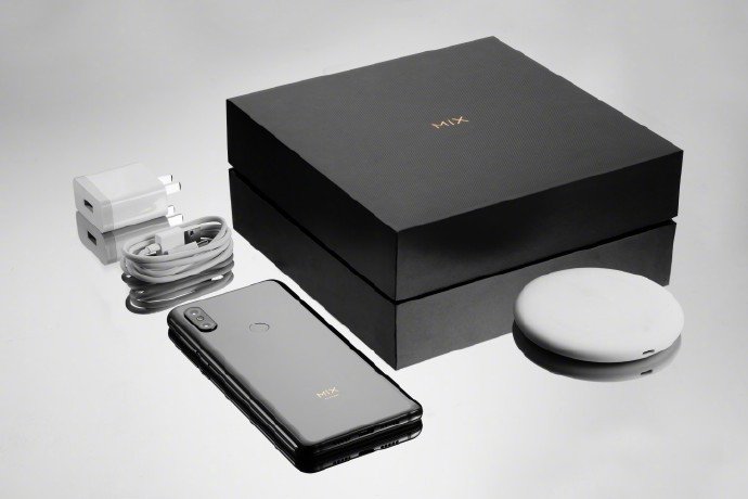 Беспроводная зарядка входит в комплект поставки всех версий смартфона Xiaomi Mi Mix 3 - 2 Беспроводная зарядка входит в комплект поставки всех версий смартфона Xiaomi Mi Mix 3
