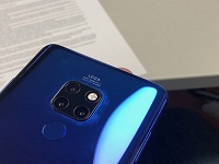 Флагманский камерофон Huawei Mate 20 Pro без подэкранного сканера отпечатков пальцев стоит значительно меньше - 1