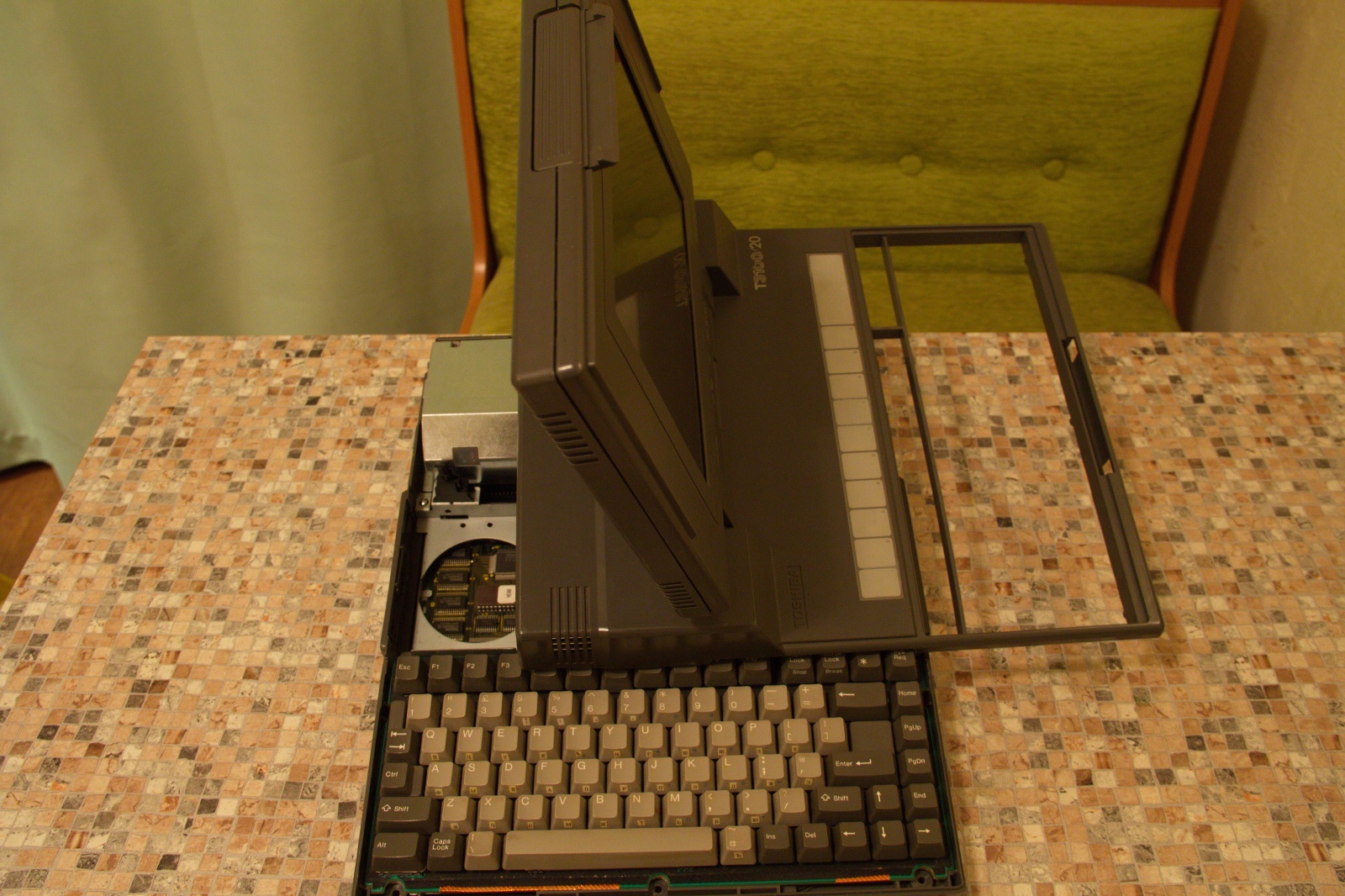 Уже не luggable pc, ещё не notebook: Laptop TOSHIBA T3100-20 - 10