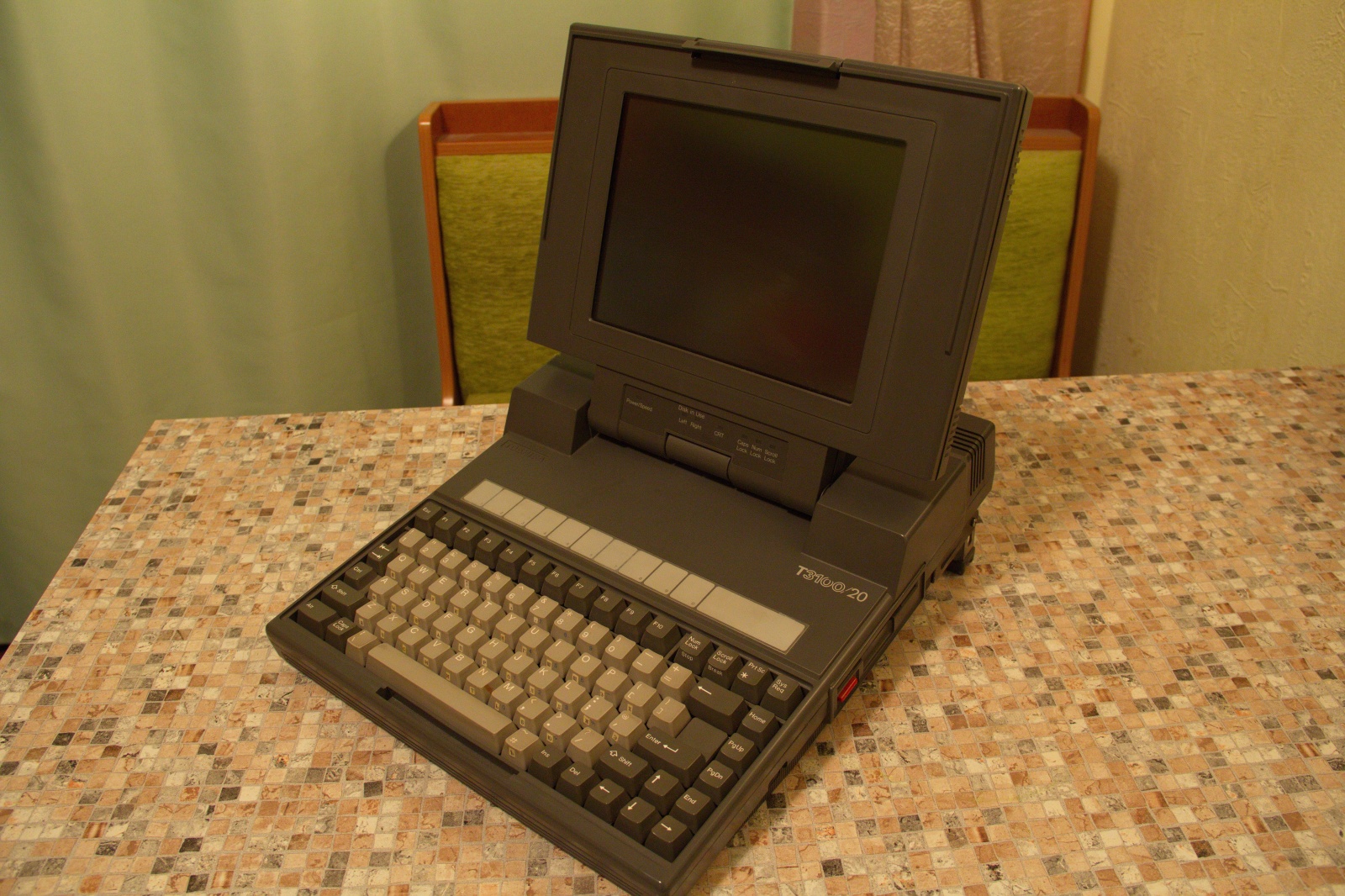 Уже не luggable pc, ещё не notebook: Laptop TOSHIBA T3100-20 - 1