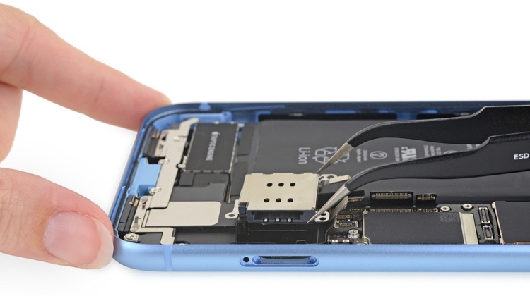 Разборка iPhone XR: какие сюрпризы спрятала Apple внутри младшего смартфона X-серии