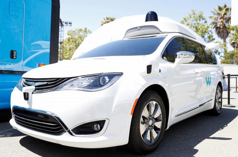 Waymo разрешили тестировать самоуправляемые автомобили без водителей