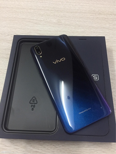 Распаковка еще пока не представленного официально смартфона Vivo X21s запечатлена на фото