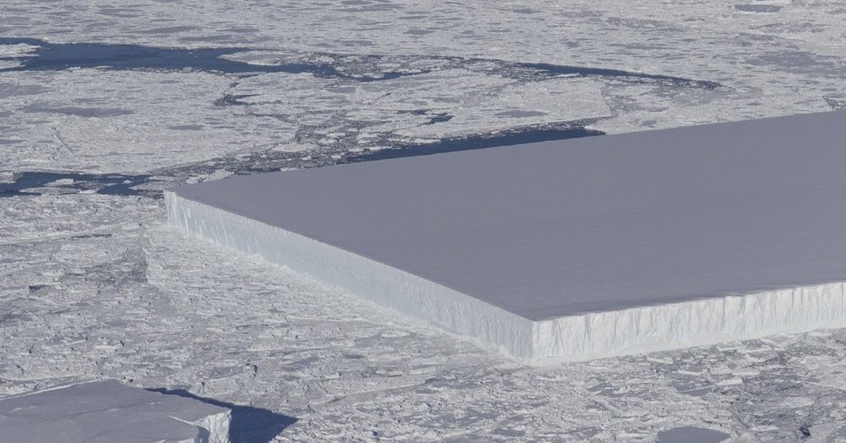 NASA рассказало о происхождении необычного прямоугольного айсберга