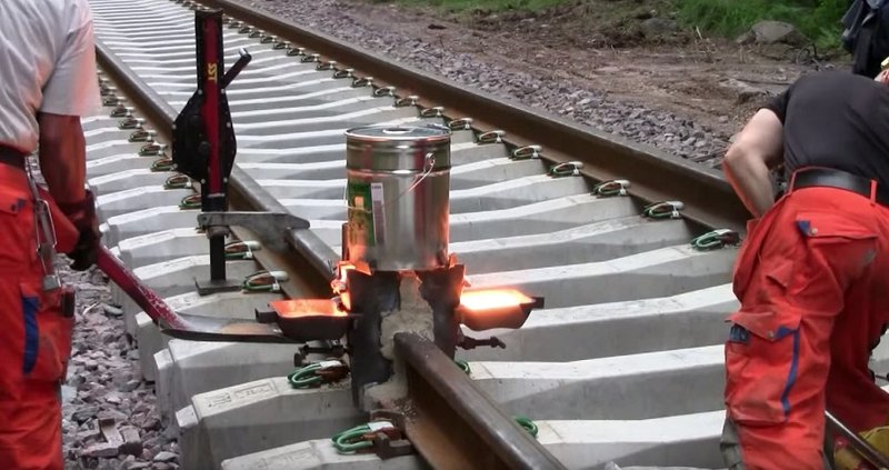 Термитная сварка железнодорожных путей: видео