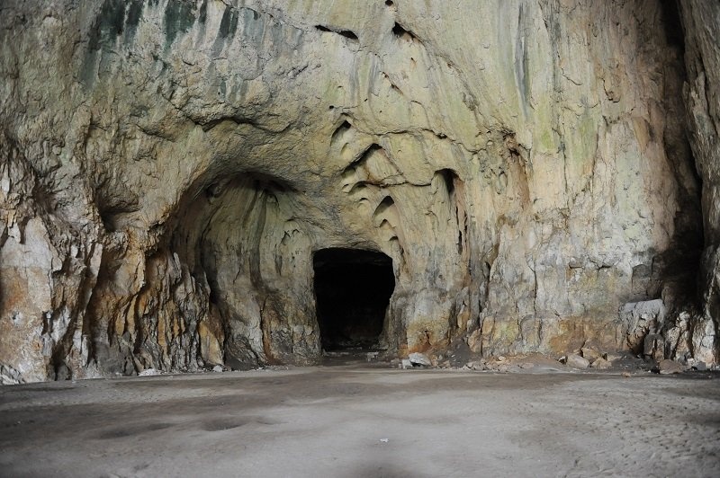 10 неожиданных вещей, которые можно найти в пещерах
