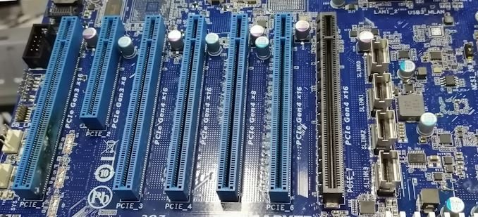Фотография системной платы для процессоров AMD Epyc следующего поколения демонстрирует слоты PCIe 4.0