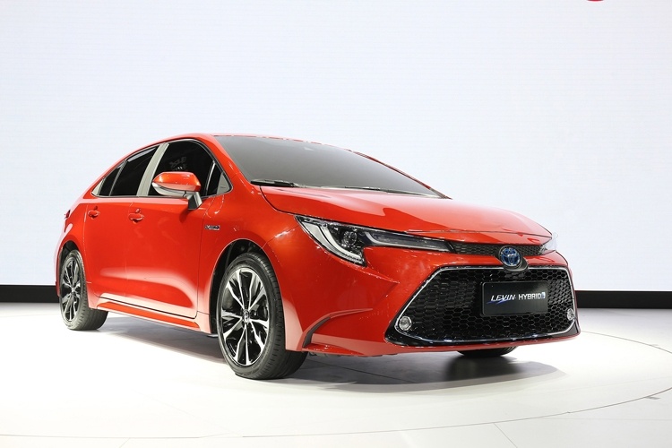 Новый седан Toyota Corolla получил 2-литровый двигатель Dynamic Force