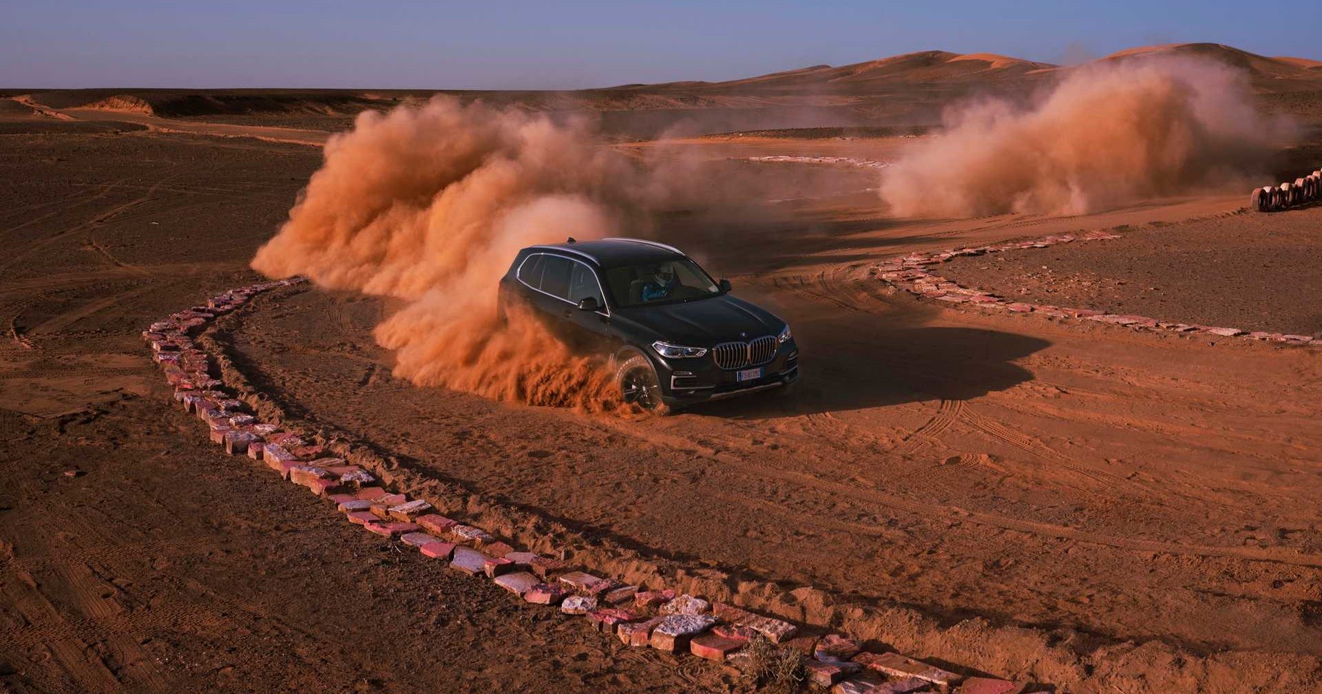 BMW X5 — на воссозданной в Сахаре трассе Монца: видео