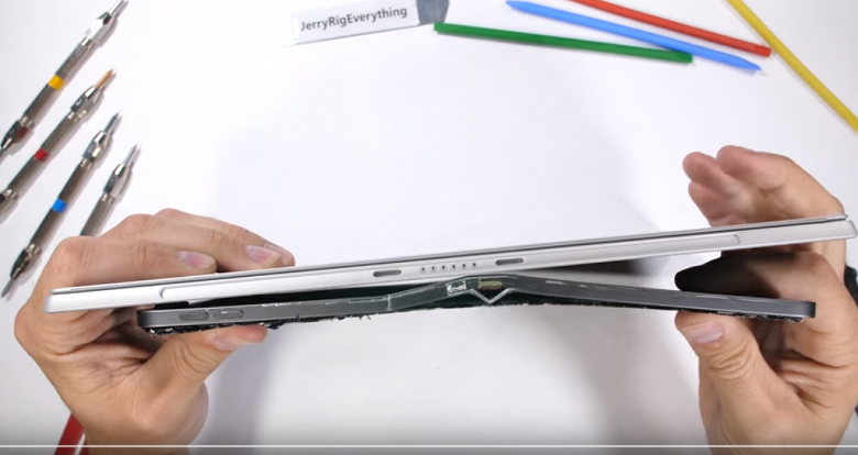 Планшет Microsoft Surface Pro 6 оказался прочнее нового iPad Pro, но он всё равно гнётся - 1 Планшет Microsoft Surface Pro 6 оказался прочнее нового iPad Pro, но он всё равно гнётся