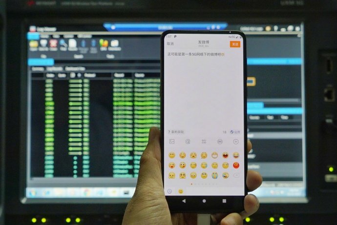 Подключенный к сети 5G смартфон-слайдер Xiaomi Mi Mix 3 позирует на фото