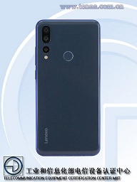 Смартфон Lenovo с тройной основной камерой позирует на фото