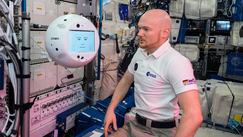 Космонавт на МКС впервые поговорил с роботом