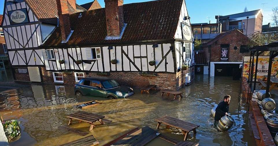 Климатологи пригрозили Европе ростом числа штормов и наводнений