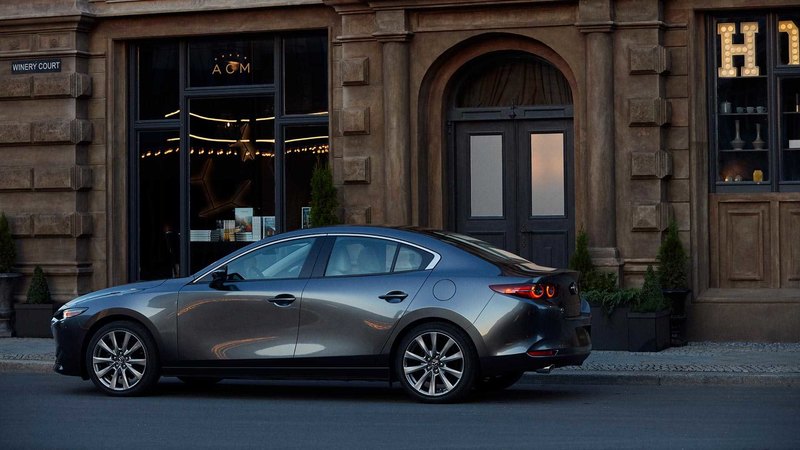 Mazda презентовала новую «трёшку»: седан и хэтчбек