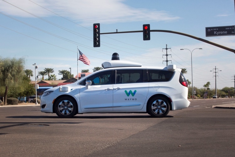 Waymo возвращает в свои робомобили страховочных водителей