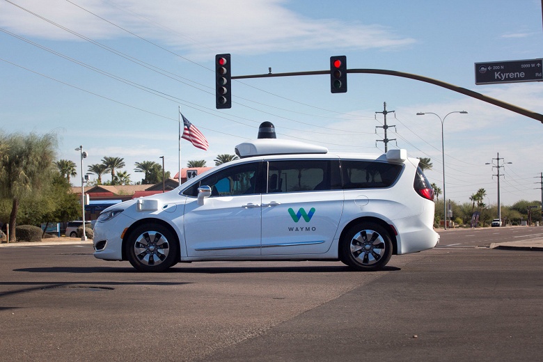 В самоуправляемые автомобили Waymo вернулись водители