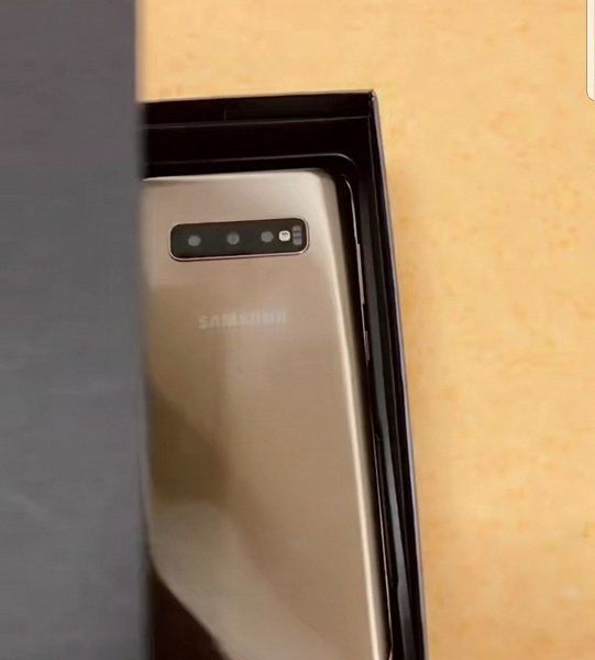  Флагманский смартфон Samsung Galaxy S10+ позирует на живых фото