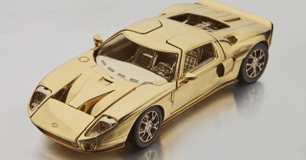 Модель Ford GT из золота продадут с молотка