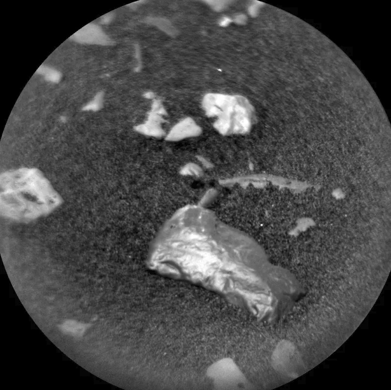 На Марсе обнаружен загадочный блестящий объект