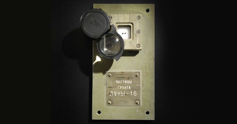 Частицы лунного грунта продали на аукционе за 855 000 долларов Частицы лунного грунта продали на аукционе за 855 000 долларов