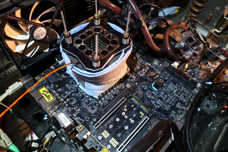 Топовая системная плата EVGA Z390 Dark помогла установить новый рекорд среди восьмиядерных процессоров