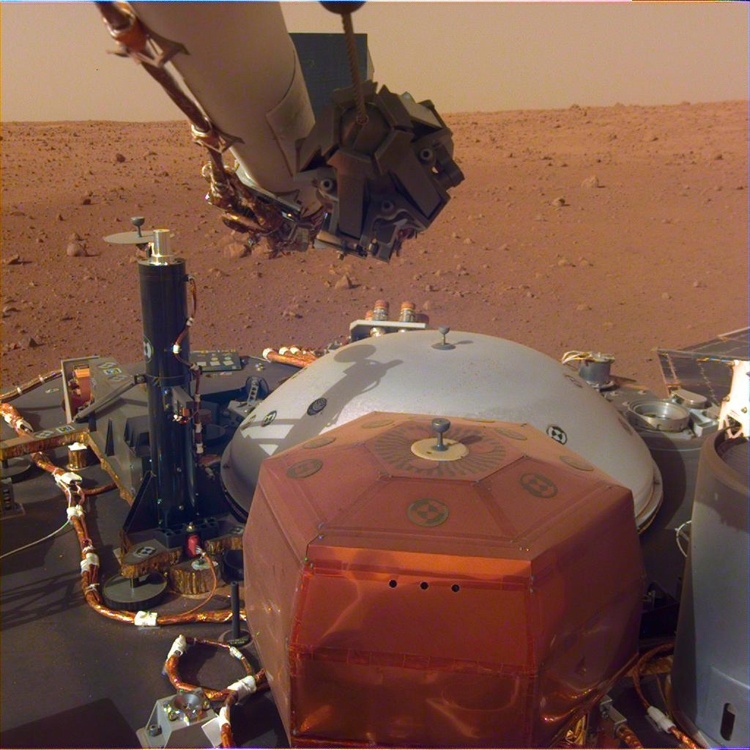 Фото дня: марсианский зонд InSight расправляет роботизированную «руку»