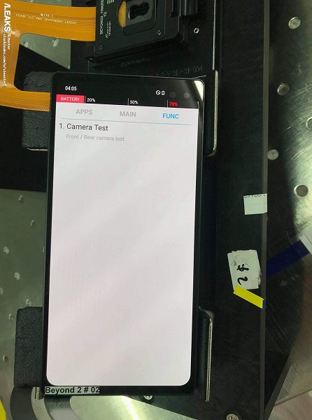 Появилось &laquo;живое&raquo; фото смартфона Samsung Galaxy S10+ с его двойной фронтальной камерой