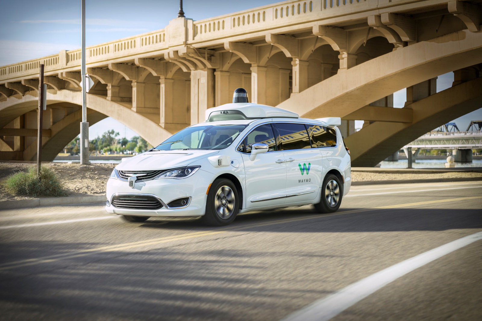 Роботизированный такси-сервис от Waymo автономен лишь частично - 1