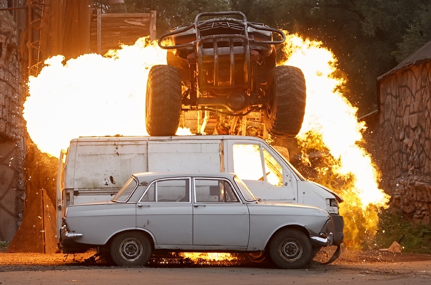 Огнемёты, дед мороз на танке, бигфут, баба яга на эндурике (и, возможно, джетпак) — всё для детишек на новый год - 19 image