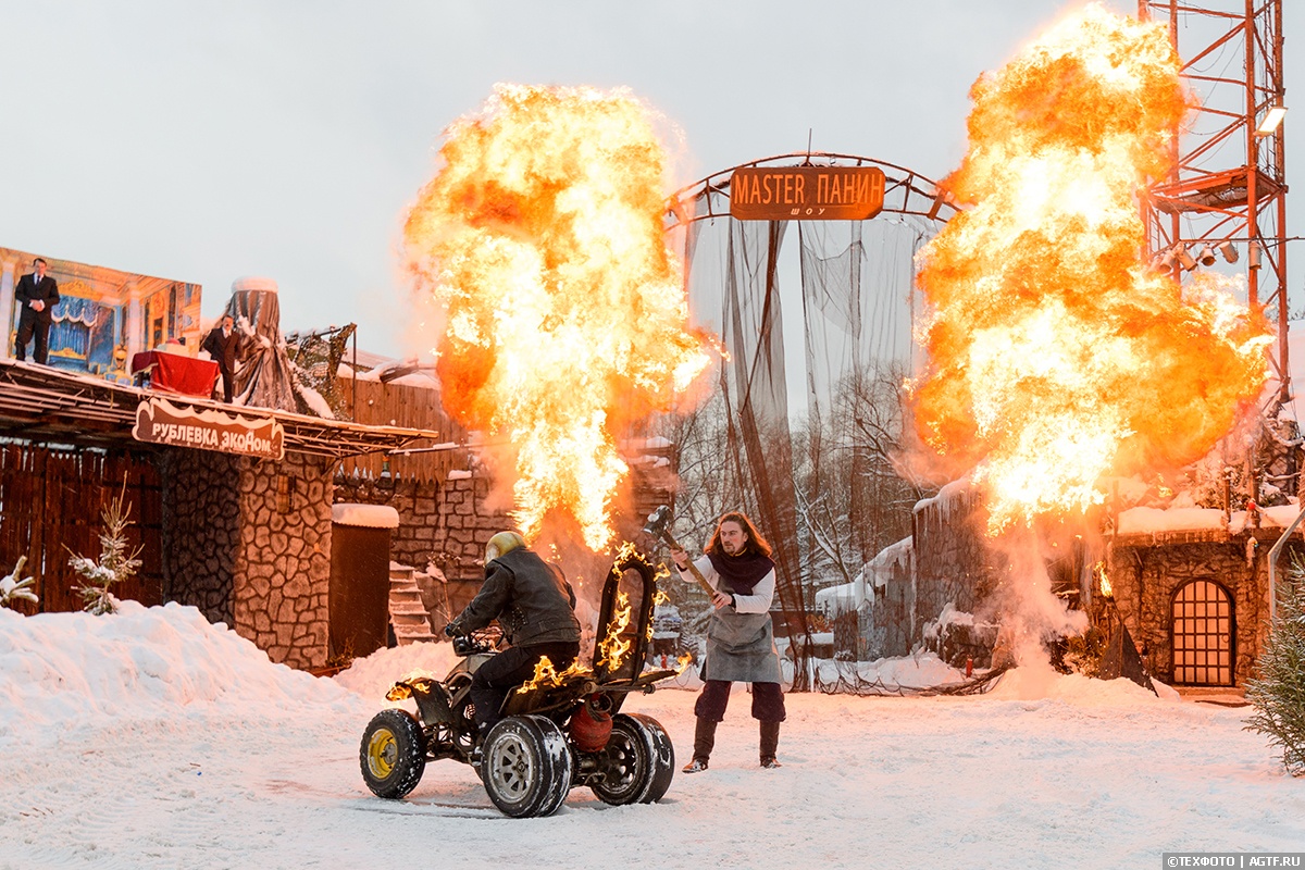 Огнемёты, дед мороз на танке, бигфут, баба яга на эндурике (и, возможно, джетпак) — всё для детишек на новый год - 20 image