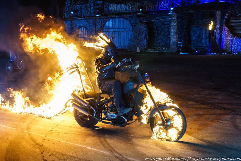 Огнемёты, дед мороз на танке, бигфут, баба яга на эндурике (и, возможно, джетпак) — всё для детишек на новый год - 21 image