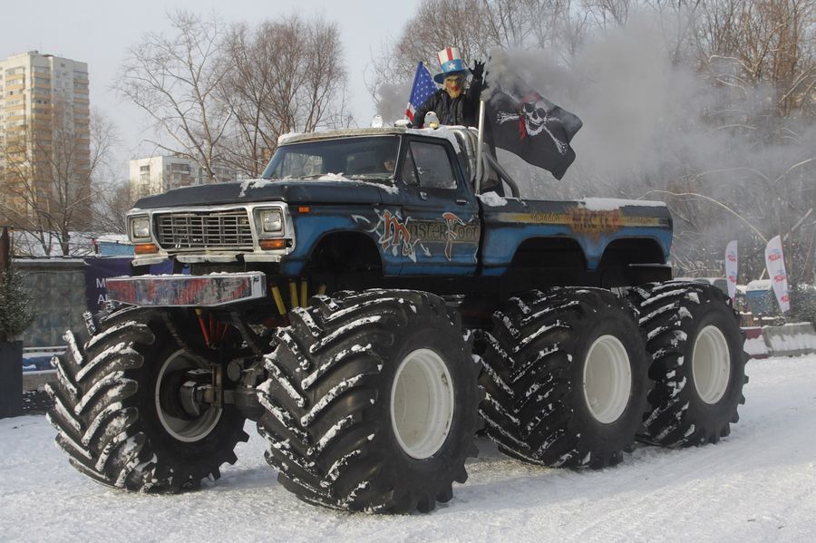 Огнемёты, дед мороз на танке, бигфут, баба яга на эндурике (и, возможно, джетпак) — всё для детишек на новый год - 25 image